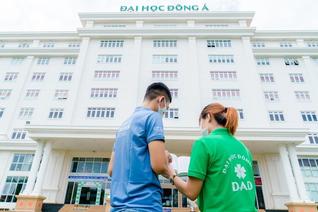 Hợp tác đào tạo: Chương trình du học tại chỗ tại Đại học Đông Á do trường Đại học Liverpool John Moores (UK) cấp bằng