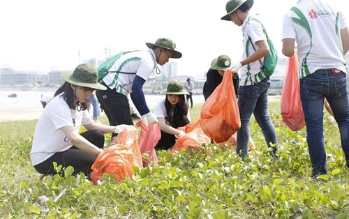 Sinh viên Đại học Đông Á bảo vệ môi trường biển khỏi rác thải nhựa