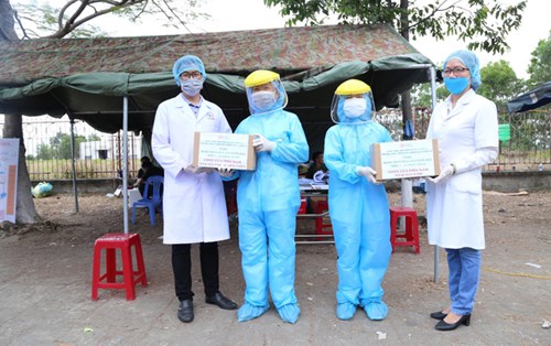 Trao tặng hàng trăm chai dung dịch sát khuẩn khô cho các lực lượng tại 7 chốt chặn cửa ngõ thành phố