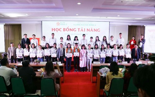 Đại học Đông Á trao 12 tỷ đồng học bổng cho tân sinh viên và hỗ trợ sinh viên khó khăn vì bão lũ 300 triệu đồng