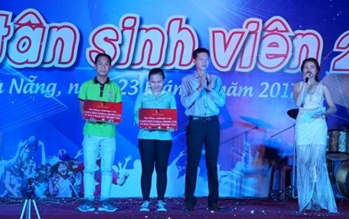 Sinh viên Thân Cẩm Gia Hân - lớp LE16 - xuất sắc giành giải Nhất cá nhân Hội thi lái xe an toàn tại Ngày hội chào tân sinh viên KTX 2017