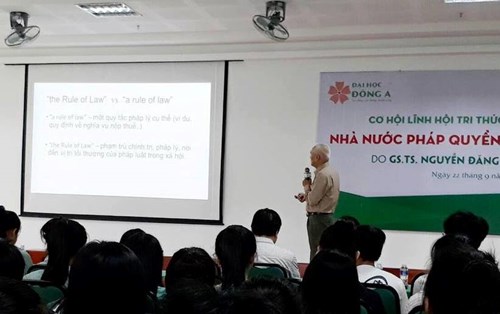 Ngô Thị Kiều lớp LE17A1 chia sẻ rằng đã gặt hái được nhiều kiến thức qua buổi nói chuyện chuyên đề của GS. TS. Nguyễn Đăng Dung