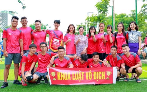Trận bóng chuyền nam đầu tiên của Khoa Luật trong khuôn khổ Hội thao chào mừng 20-11 