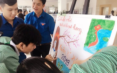 Sinh viên Khoa Luật hòa cùng chương trình trao Vé xe Tết nhân kỷ niệm ngày truyền thống học sinh sinh viên 2019