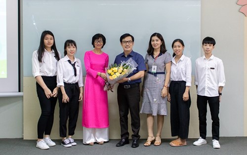 Khoa Luật tổ chức định hướng nghề nghiệp cho sinh viên khóa 18