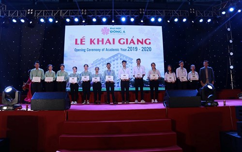 10 sinh viên Khoa Luật nhận học bổng doanh nghiệp trị giá 3.000.000 đồng mỗi suất