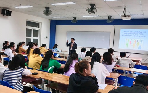 Khoa Luật tổ chức buổi "Định hướng nghề nghiệp" cho sinh viên năm nhất