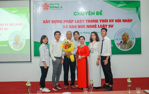 Chia sẻ của sinh viên Đào Thị Bích Thùy lớp LE19A1A về đạo đức nghề Luật và buổi nói chuyện chuyên đề của GS.TS. Nguyễn Đăng Dung