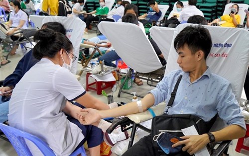 Sinh viên Luật Trường Đại học Đông Á chung tay chia sẻ vì cộng đồng