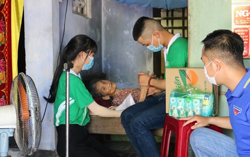 Sinh viên CLB Xanh Trường Đại học Đông Á với trách nhiệm cộng đồng trong mùa dịch