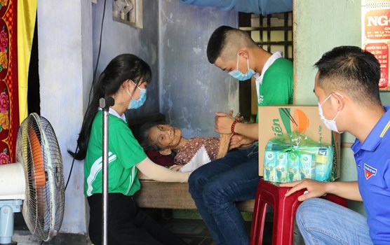 Sinh viên CLB Xanh Trường Đại học Đông Á với trách nhiệm cộng đồng trong mùa dịch
