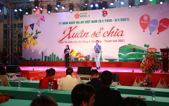 Sinh viên Khoa Luật làm lồng đèn cá chép chung tay gây quỹ Vé xe Tết