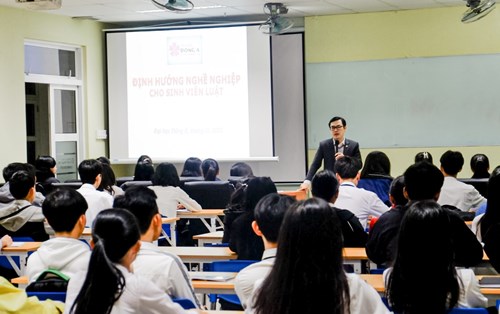 Tân sinh viên Khoa Luật với buổi Định hướng nghề nghiệp bổ ích