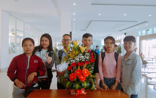 Sinh viên hào hứng với Ngày hội Cắm hoa Tri ân thầy cô