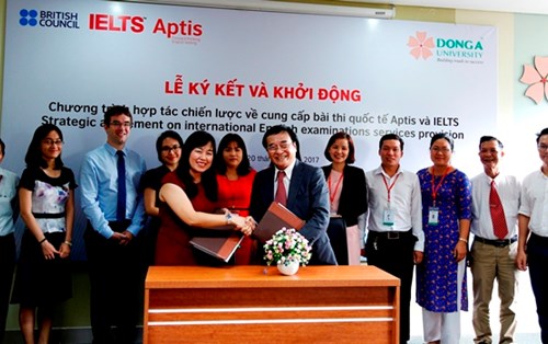 Hội đồng Anh hợp tác cung ứng bài thi quốc tế Aptis và IELTS cho SV ĐH Đông Á