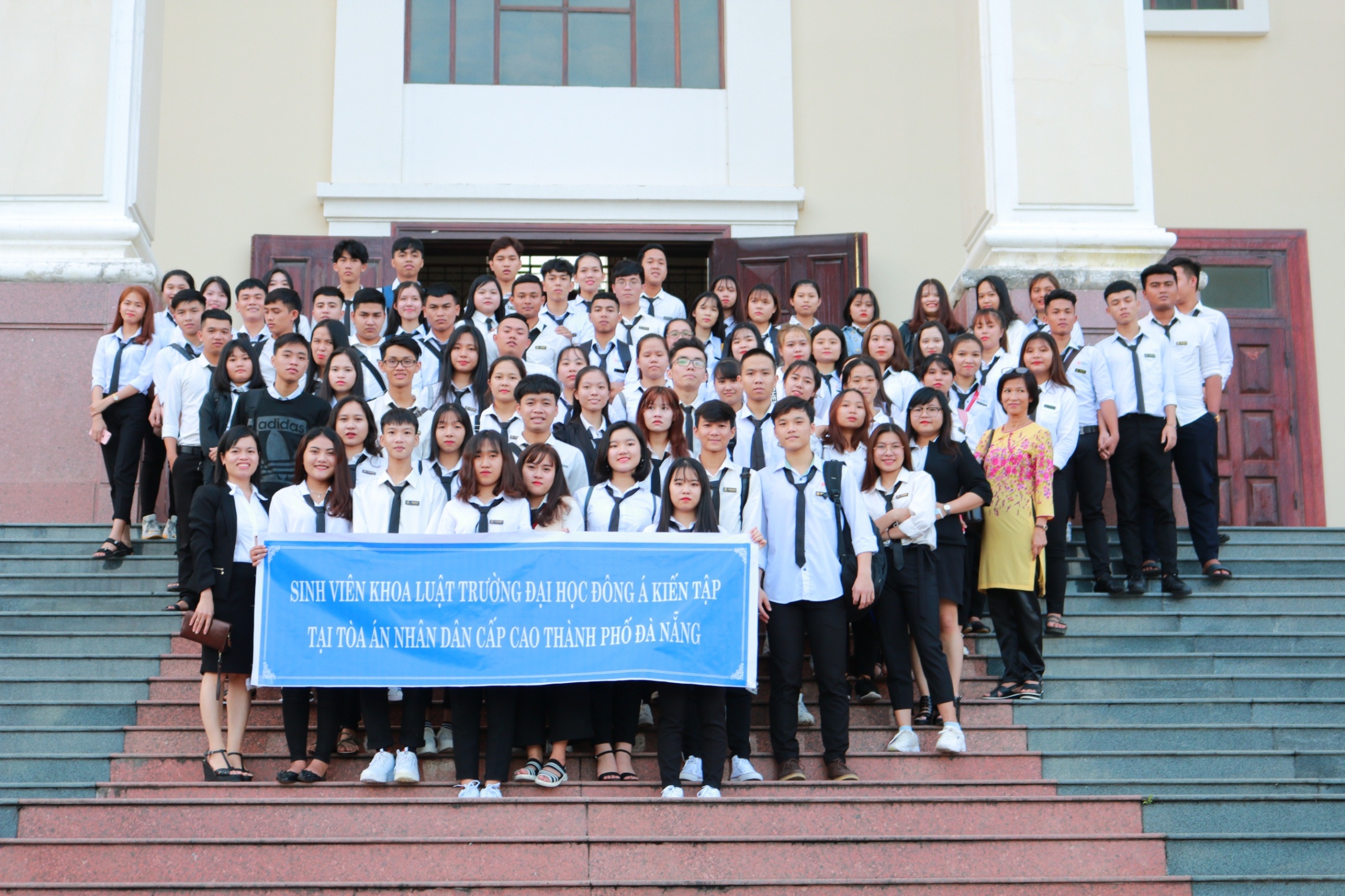 Sinh viên Khoa Luật đại học Đông Á đi kiến tập tại TAND Cấp cao tại TP. Đà Nẵng và Công ty luật DMS Law firm