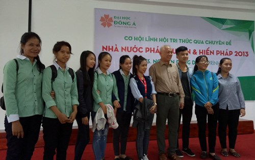 Sinh viên Huỳnh Thị Quỳnh Như lớp LE17A1 chia sẻ cảm nhận về buổi nói chuyện chuyên đề "Nhà nước pháp quyền và Hiến pháp 2013"