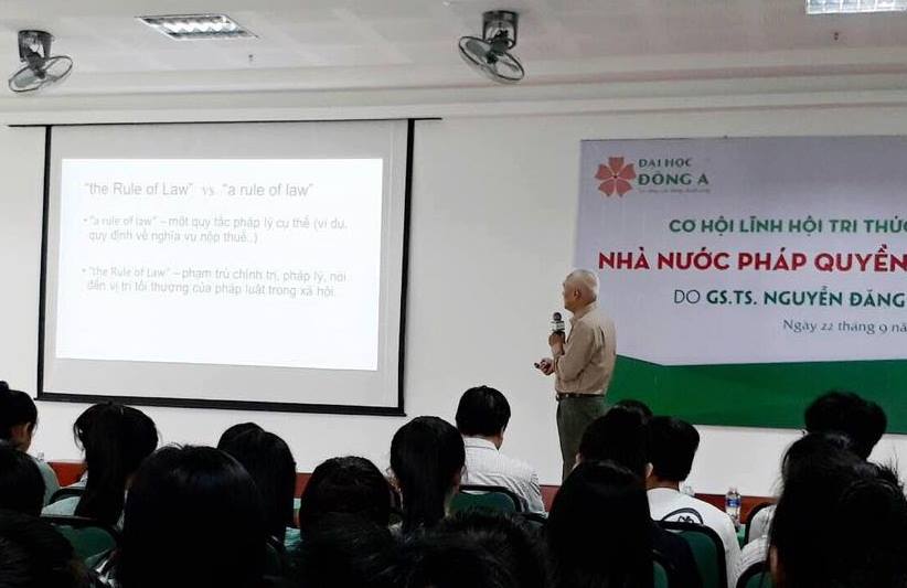 Ngô Thị Kiều lớp LE17A1 chia sẻ rằng đã gặt hái được nhiều kiến thức qua buổi nói chuyện chuyên đề của GS. TS. Nguyễn Đăng Dung