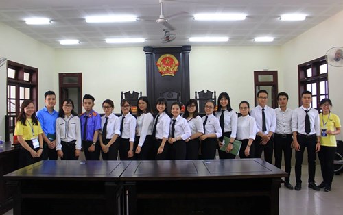 SV Khoa Luật ĐH Đông Á háo hức tham dự Phiên tòa tập sự 07 được tổ chức bởi CLB Khoa học pháp lý