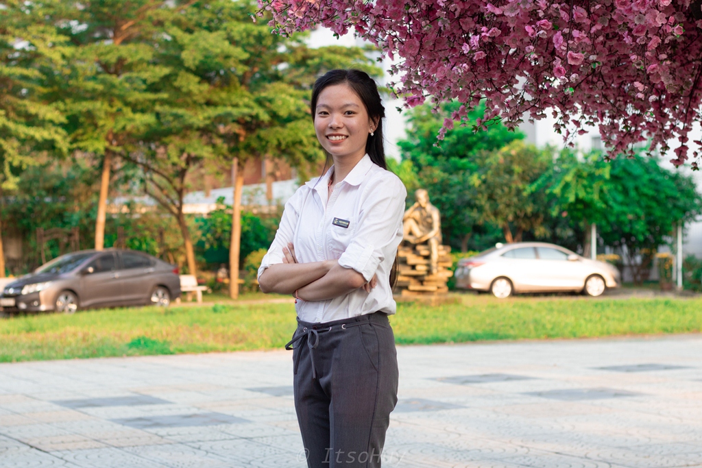 Vinh danh sinh viên Phạm Phương Loan có thành tích xuất sắc trong học tập
